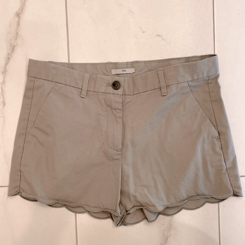 EUC GAP gray scalloped legs, summer shorts, size 2R